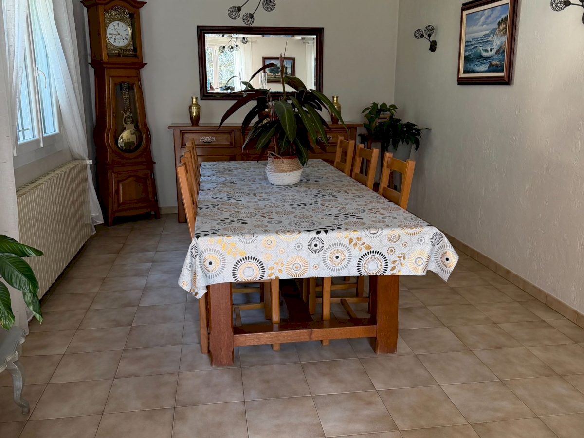 UNE PROPRIÉTÉ AVEC UN BEL ESPACE DE VIE AU CALME .