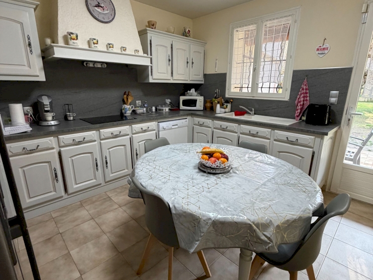 UNE PROPRIÉTÉ AVEC UN BEL ESPACE DE VIE AU CALME .