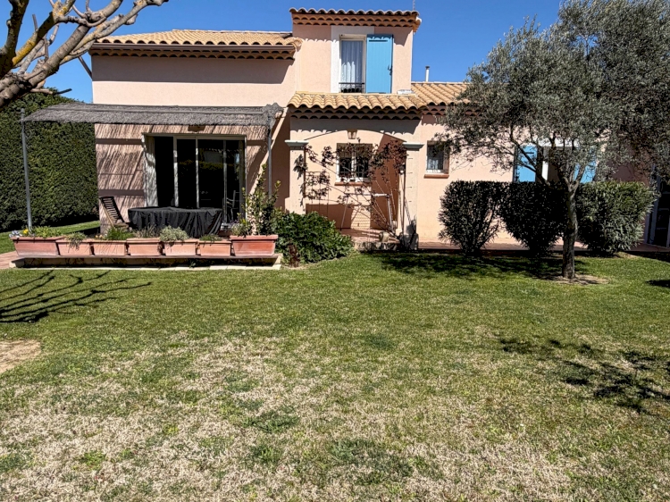 UNE CHARMANTE VILLA  AVEC UN ESPACE DE VIE DE 158 M2