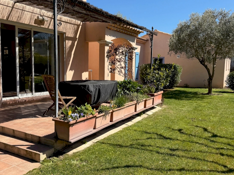 UNE CHARMANTE VILLA  AVEC UN ESPACE DE VIE DE 158 M2