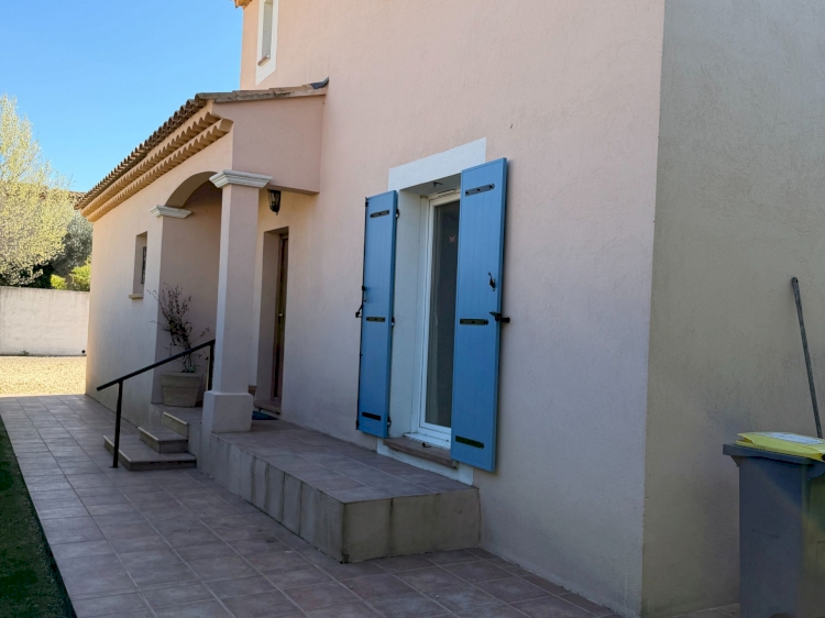 UNE CHARMANTE VILLA  AVEC UN ESPACE DE VIE DE 158 M2